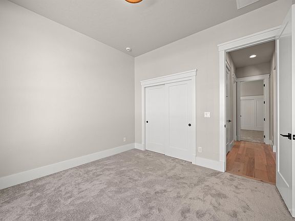 5th image of 929 E Crescendo St
