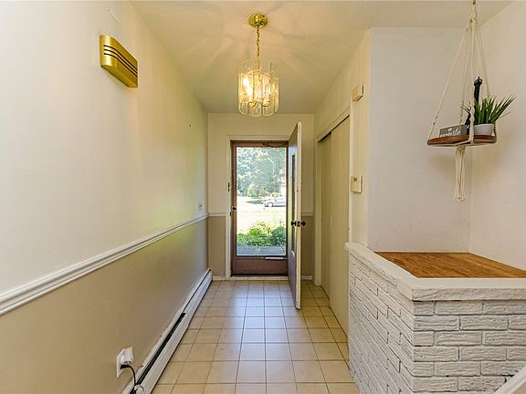 3rd image of 35 Lee Circle Dr