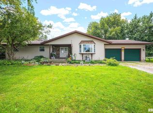 800 E 8th St, Delavan, IL 61734