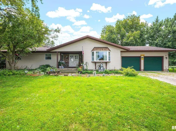 800 E 8th St, Delavan, IL 61734