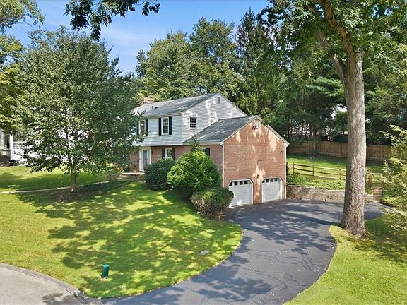 5th image of 811 Olive St