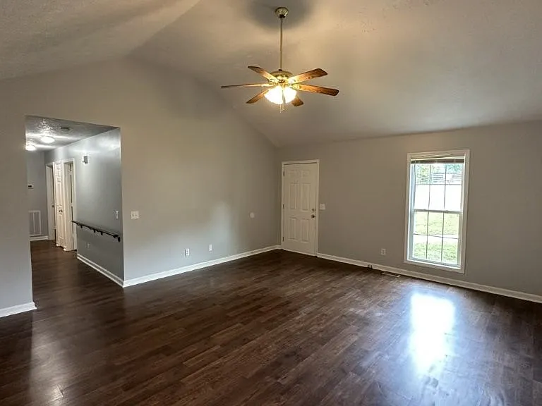 108 Roberts Dr — Photo 4
