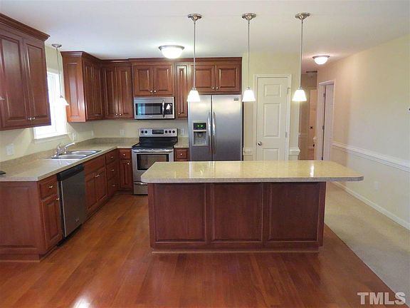 3rd image of 40 Acorn Ct