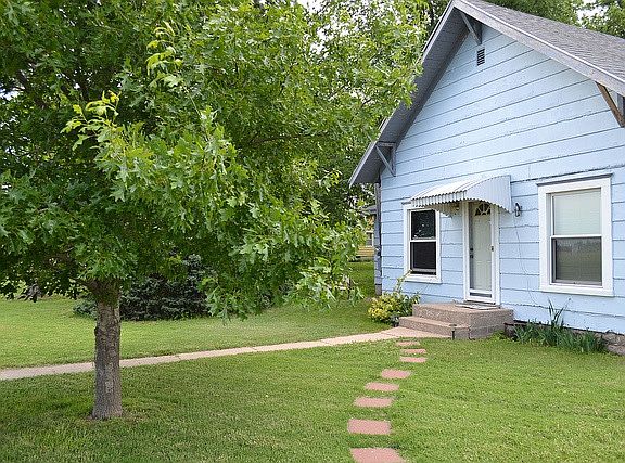 3rd image of 723 E Old Highway 50