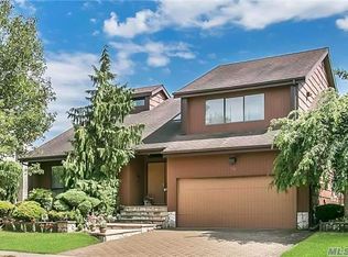 20 Anne Dr, Hicksville, NY 11801