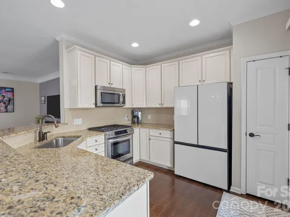 5916 Carrollton Ln, Charlotte, NC 28210