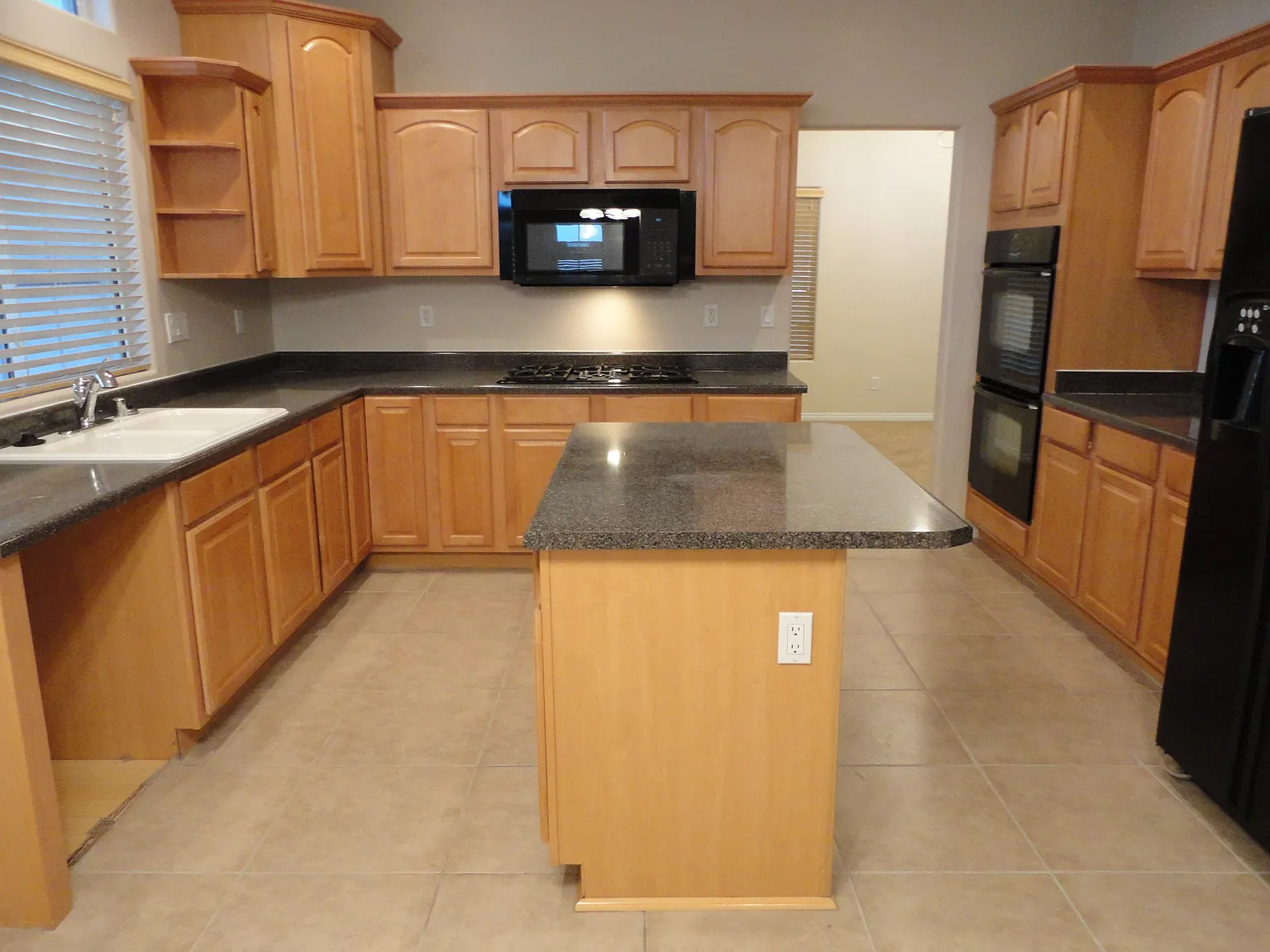5 bed, 3.0 bath, 2362 sqft, $3,005 — Photo 2