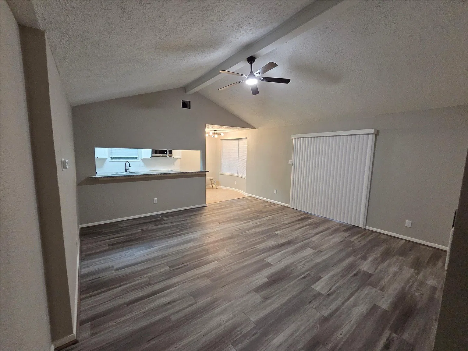 4 bed, 2.0 bath, 1510 sqft, $1,900 — Photo 2