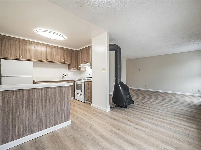 1648 Filbert St — Photo 3