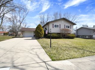 580 Edgemont Ln, Hoffman Estates, IL 60169