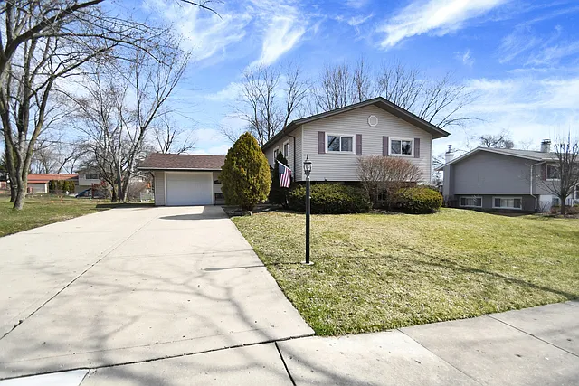 580 Edgemont Ln photo 1