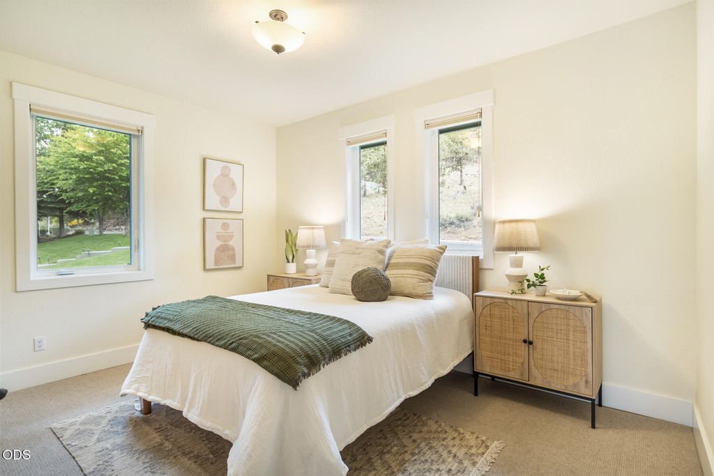 3160 Colonial Dr, Bend, OR - More