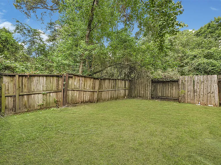 146 S Walden Elms Cir — Photo 27