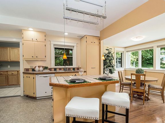 5th image of 1429 E Michigan Ave