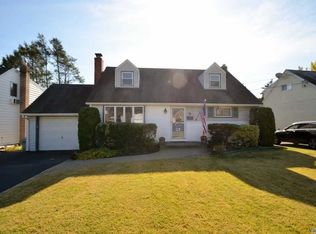 9 Rose St, Glen Head, NY 11545