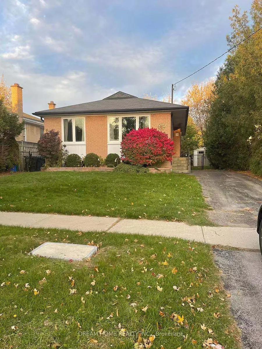 Photo 1 of 12 - 31 Sancrest Dr #MAIN - Toronto, ON Primary Photo - 31 Sancrest Dr #MAIN