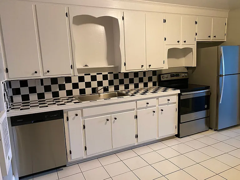 415 Lowther St — Photo 7