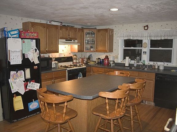 Wonderfully well-lit, spacious, stunning kitchen