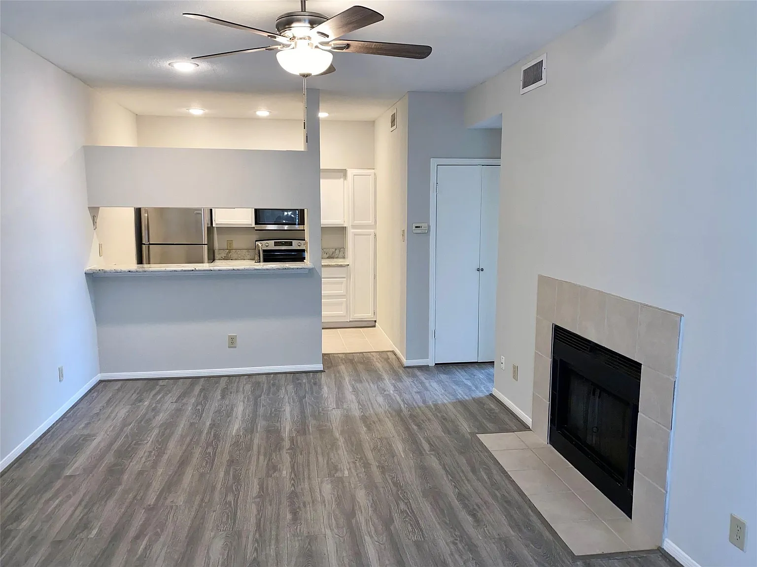 2 bed, 1.0 bath, 804 sqft, $1,300 — Photo 3