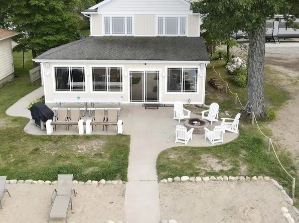 11362 E Shore Dr, Delton, MI 49046