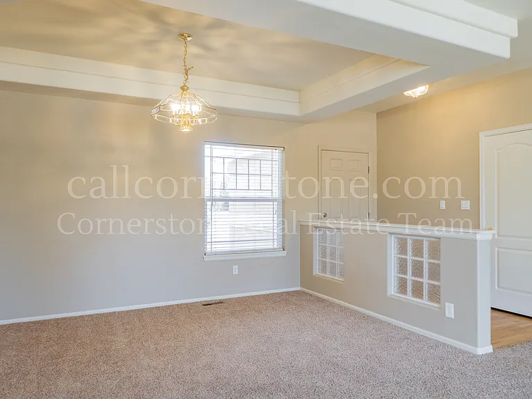 3305 Hollycrest Dr — Photo 3