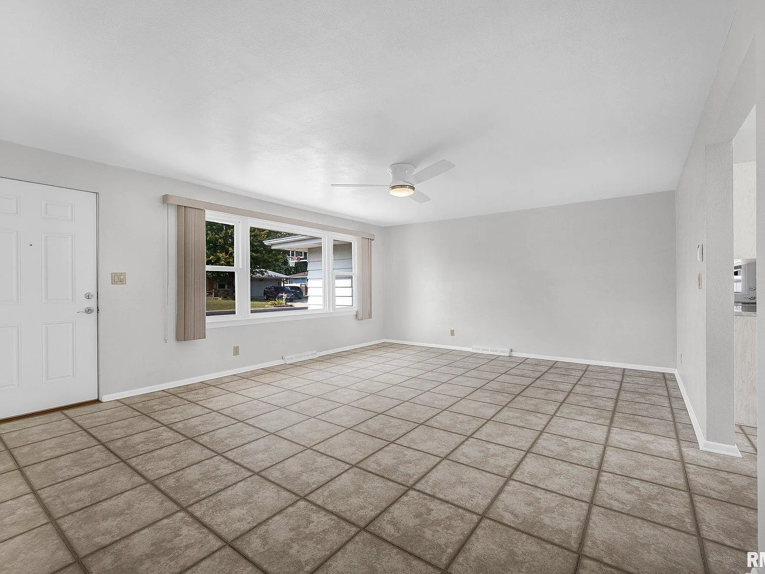 3 bed, 1.5 bath, 1360 sqft, $2,300 — Photo 4