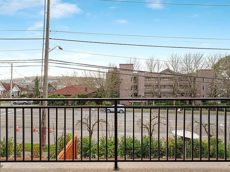 LYLA Eastlake Apartments — Photo 36