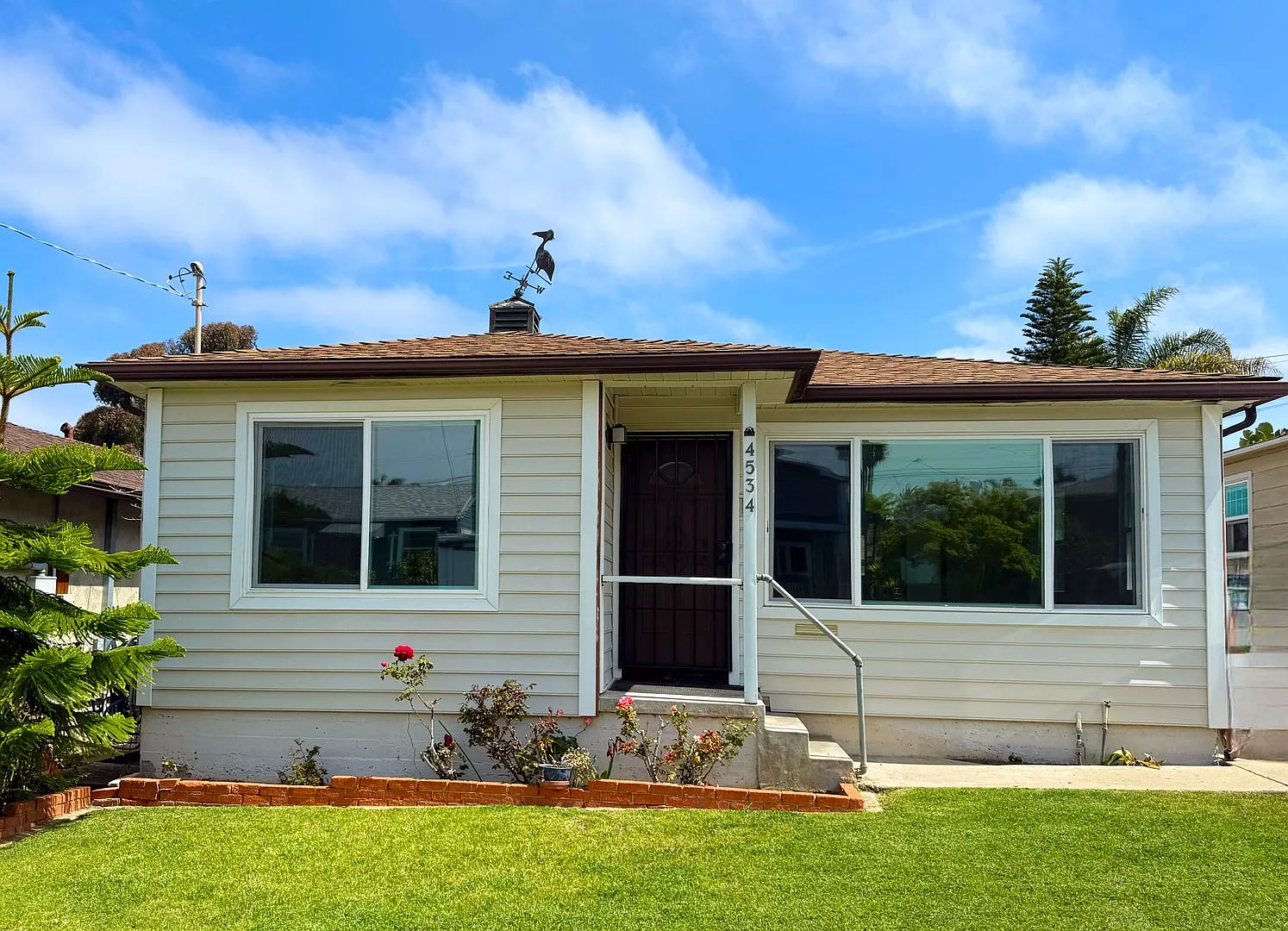 Beautiful 3/2 on a Great Block in Ocean Beach — Photo 1