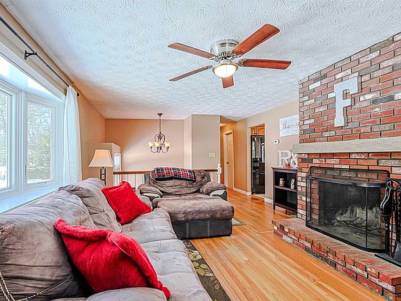 4th image of 27 Farmer Road