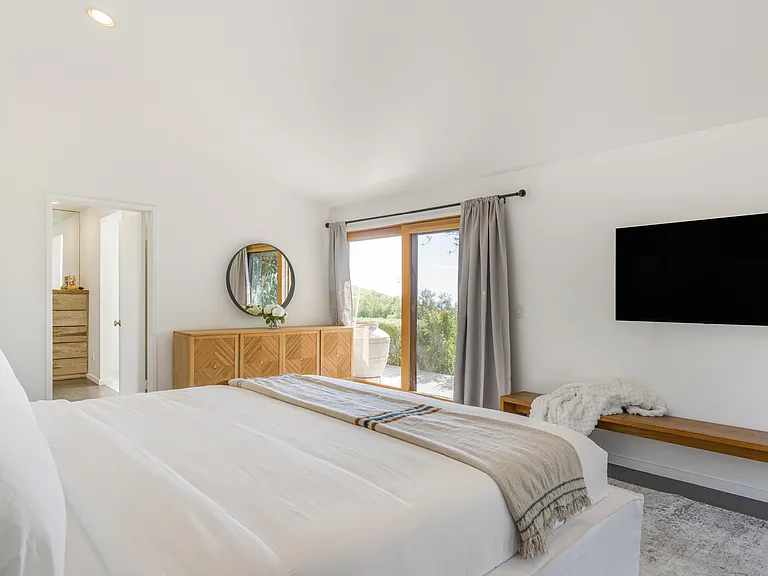 11345 Pacific View Dr — Photo 36