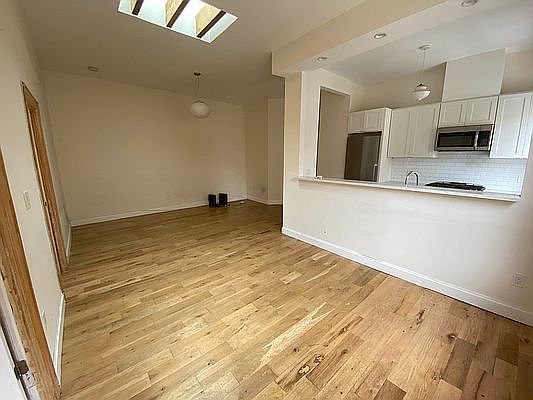 2nd image of 2122 Beekman Pl #3L