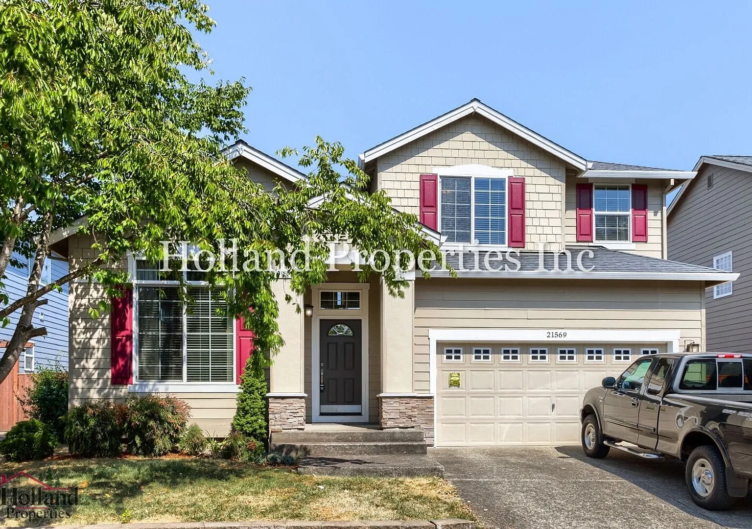 Spacious 4BR Beaverton Home with Gas Fireplace, Fenced Yard & Garage — Photo 1