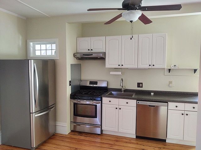 Convenient kitchen w/ dining area