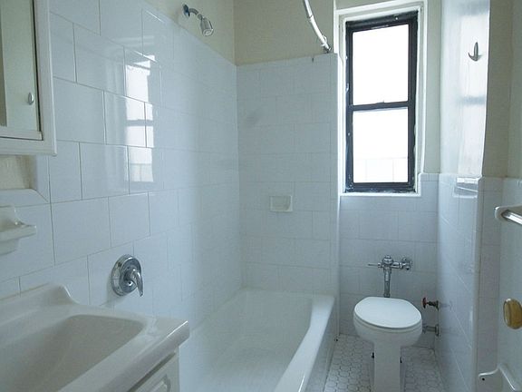 5th image of 910 Sheridan Ave APT 2E