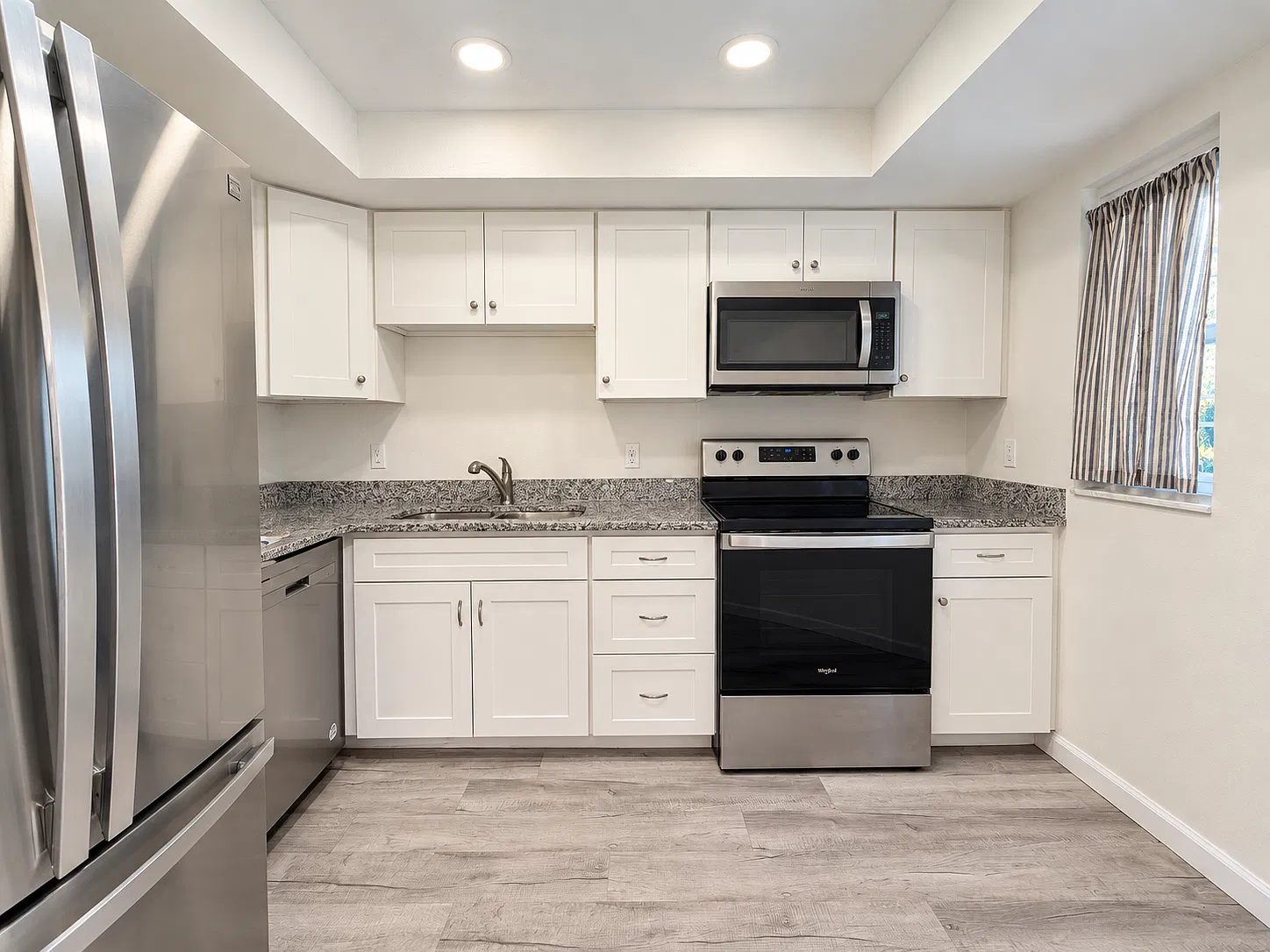 3 bed, 891 sqft, $1,600 — Photo 2
