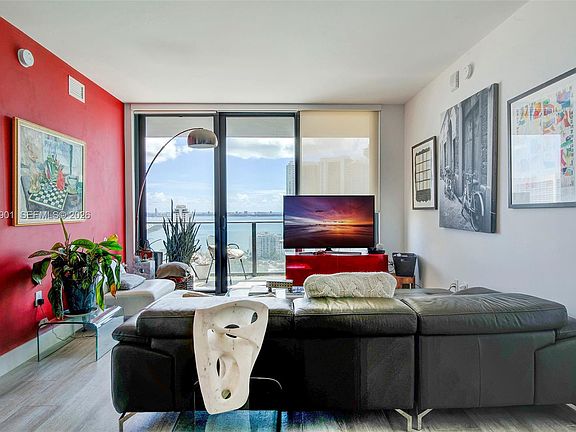 4th image of 121 NE 34th St Unit 1607