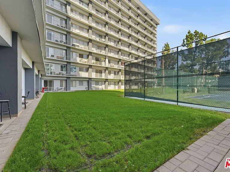 100 S Doheny Dr #213 — Photo 38