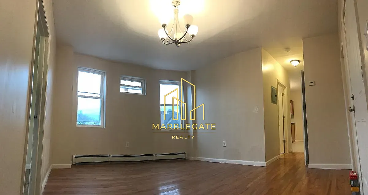 3 bed, 1050 sqft, $2,100 — Photo 4