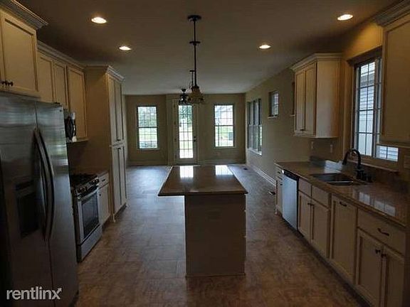 1553 Tewsbury St, Valparaiso, IN 46385 kitchen
