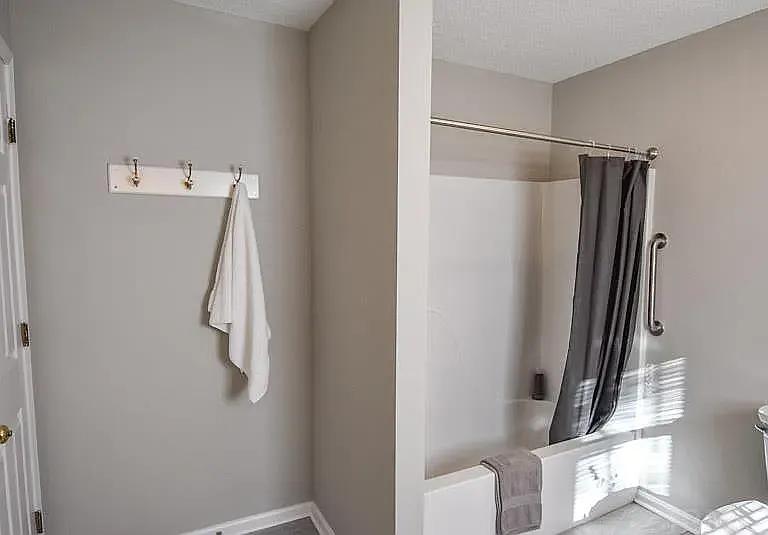 4301 E Whitley Dr — Photo 4