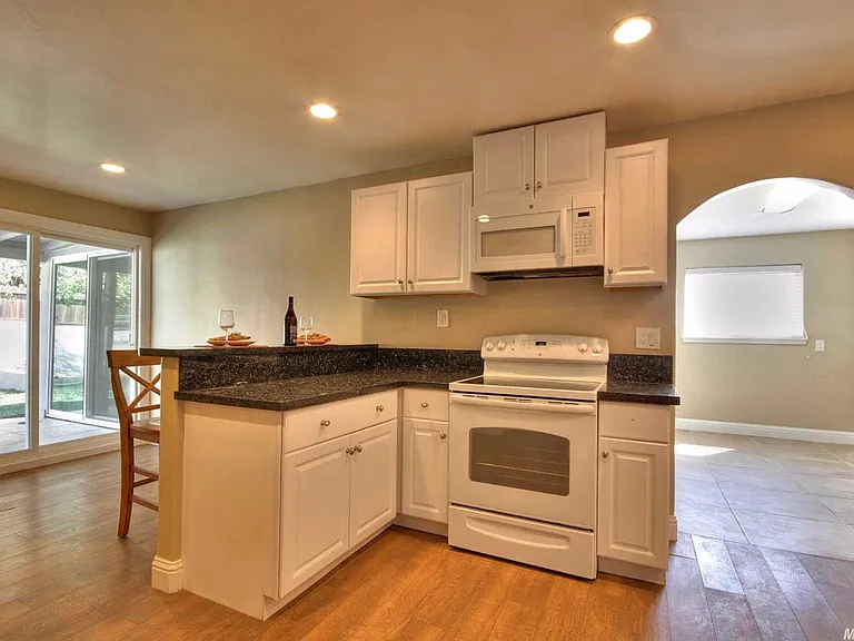 904 Singingwood Rd — Photo 3