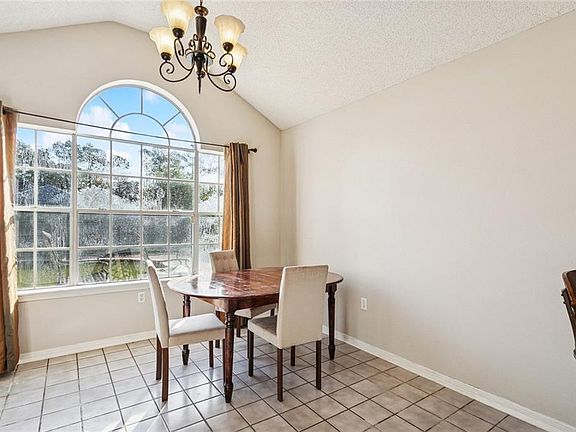 3rd image of 113 Crescentwood Loop