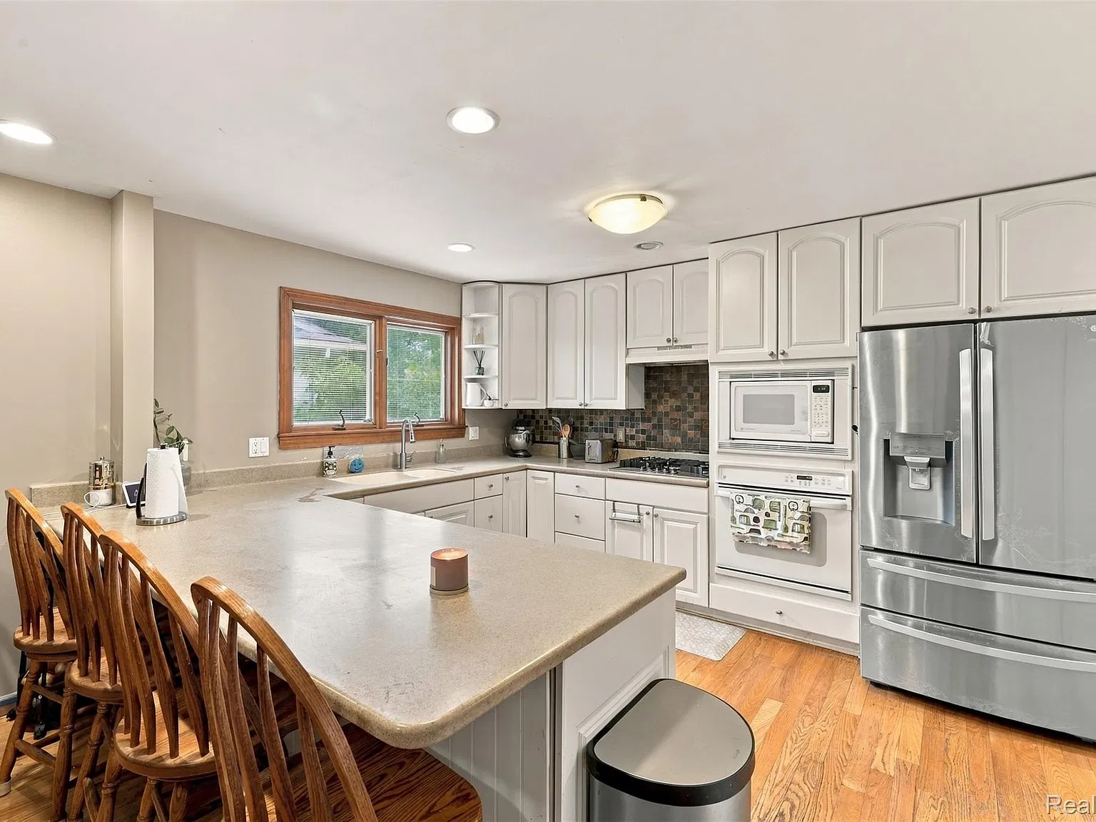 4 bed, 2.5 bath, 2733 sqft, $3,000 — Photo 2