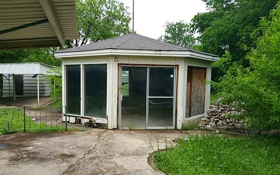 3rd image of 717 Chalk Hill Ln