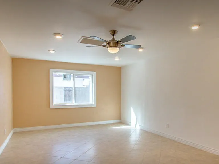 2448 W Freeway Ln — Photo 9