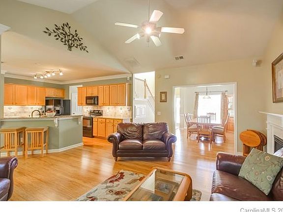 3rd image of 447 Glencrest Dr