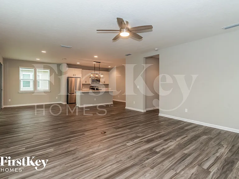 2081 Amberly Dr — Photo 2