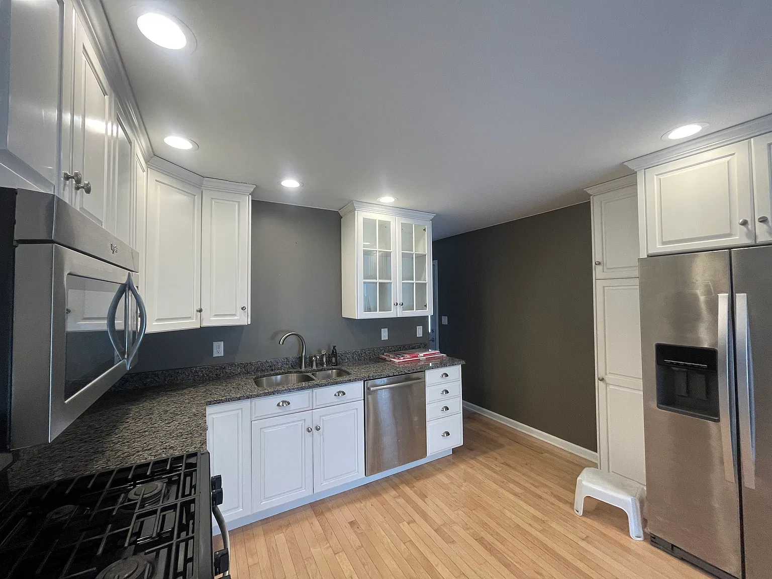 3 bed, 1025 sqft, $1,950 — Photo 2