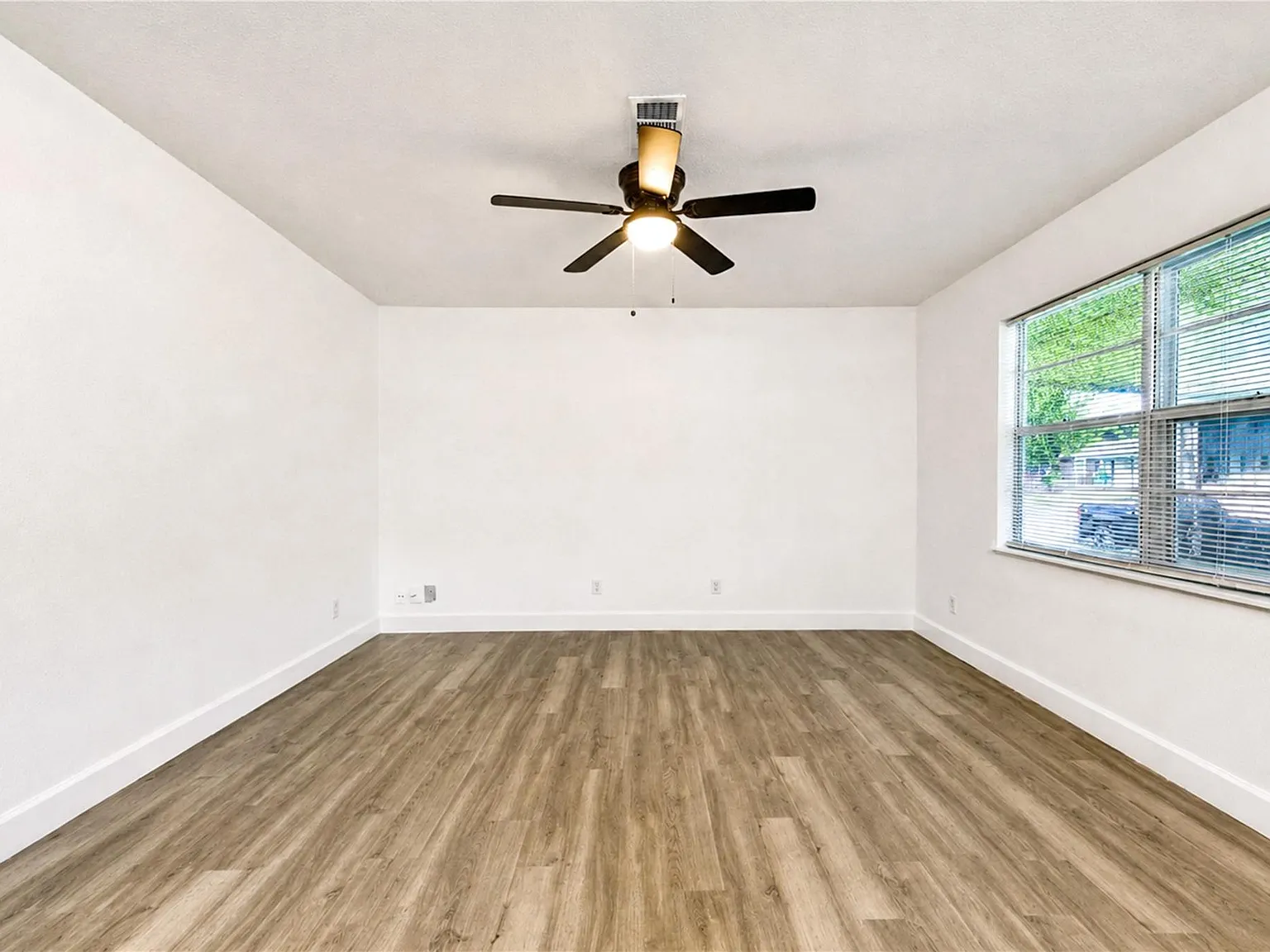 3 bed, 1.0 bath, 1290 sqft, $1,700 — Photo 4