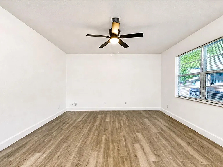 1206 Gary Ave — Photo 4